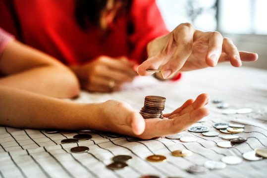 Губернатор пытается бороться с просрочками по зарплате в Саратовской области