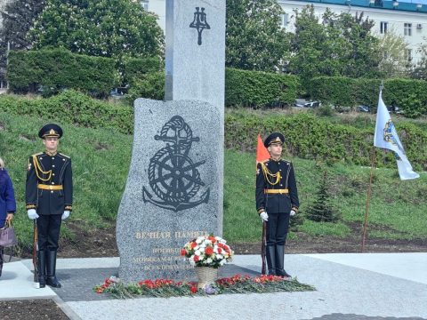 В Саратове открыли памятник погибшим морякам и речникам