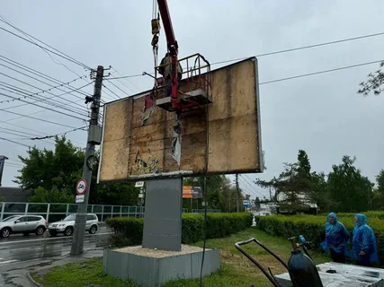 В Саратове  и Энгельсе убирают незаконные рекламные конструкции