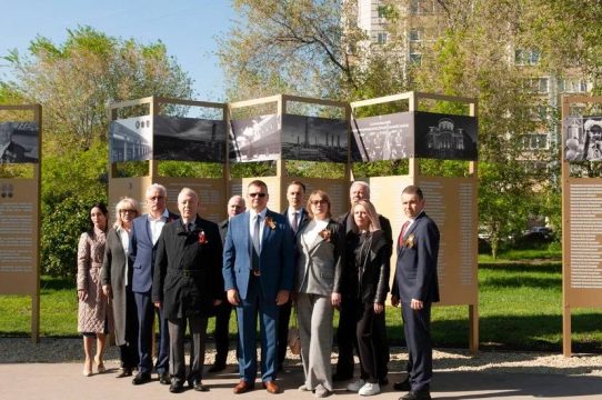 Поклонимся тем годам