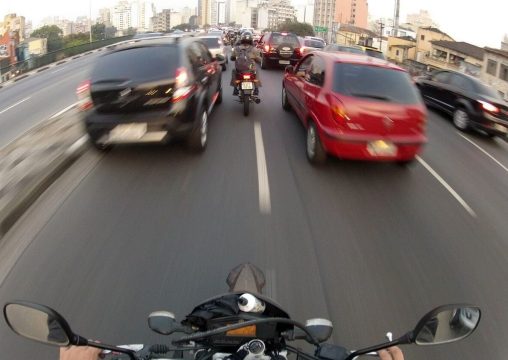 Мотоциклистам предлагают разрешить движение по «выделенкам»