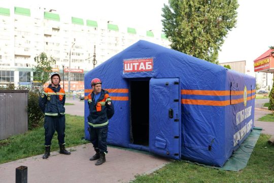 От взрывов БПЛА возник пожар на промпредприятии и пострадал многоквартирный дом в Энгельсе