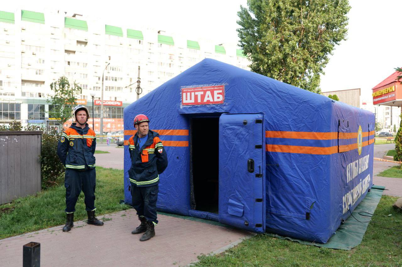От взрывов БПЛА возник пожар на промпредприятии и пострадал многоквартирный дом в Энгельсе