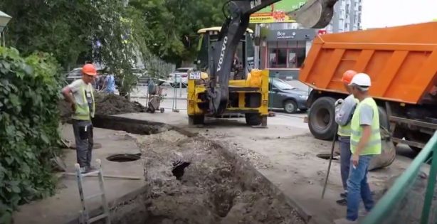 В Заводском районе Саратова идёт ремонт магистрального водопровода на проспекте Энтузиастов