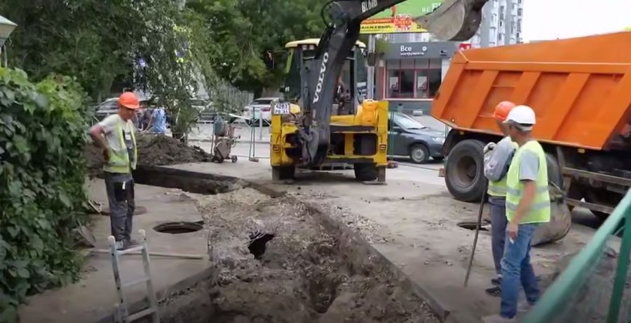 В Заводском районе Саратова идёт ремонт магистрального водопровода на проспекте Энтузиастов
