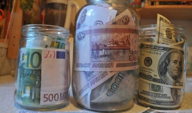 Сбережения россиян в  банках продолжают расти