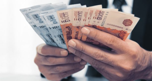 Более трети россиян оказались без повышенных зарплат