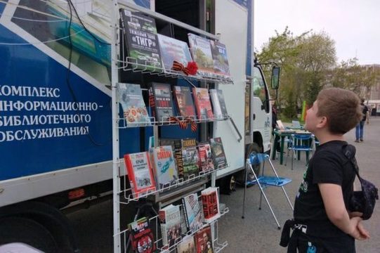 Передвижная библиотека снова подарила детям Татищевского района этнографическое путешествие