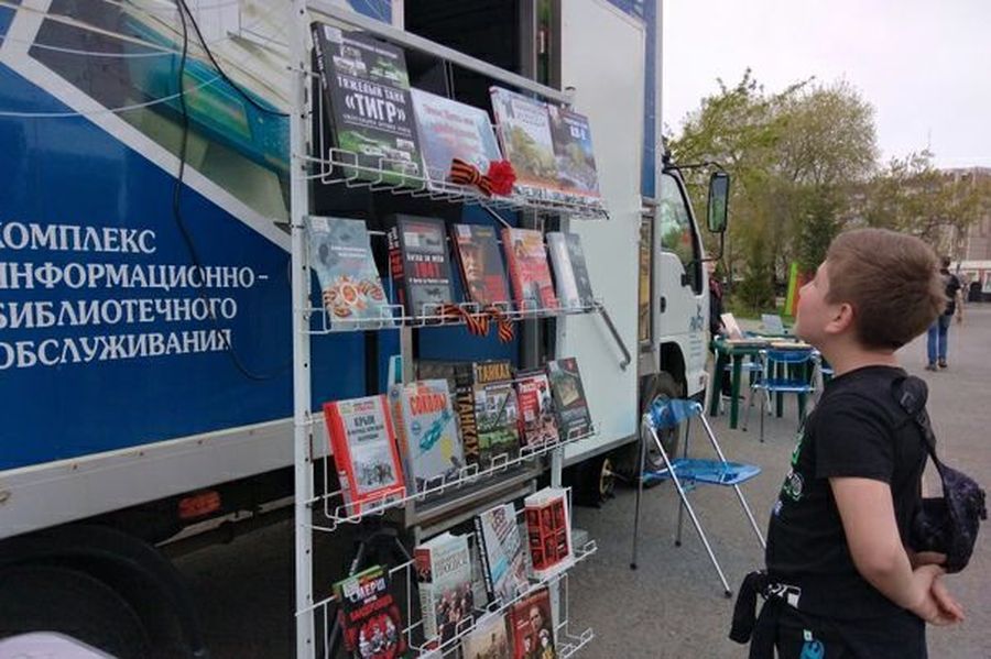 Передвижная библиотека снова подарила детям Татищевского района этнографическое путешествие