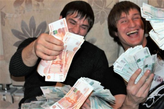 Жизнь-то налаживается — в России растёт число миллионеров по зарплате