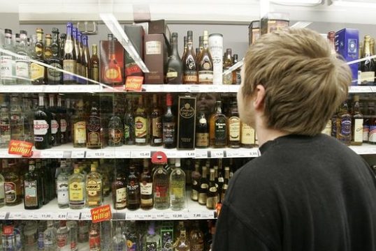 В РФ могут запретить продавать алкоголь лицам моложе 21 года