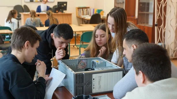 Абитуриенты планируют  стать  программистами,   медсестрами, юристами  