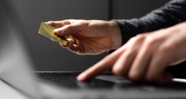 Соучастники телефонных мошенников пойдут по статье