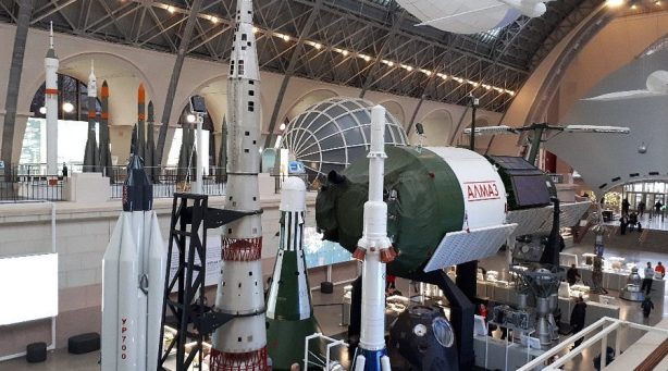 «Роскосмос» начнет продажу артефактов с автографами космонавтов