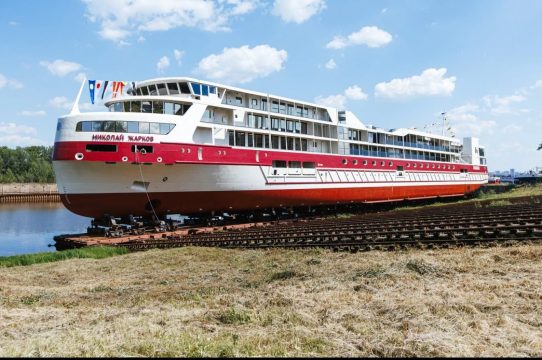 В России спущен на воду новый круизный лайнер