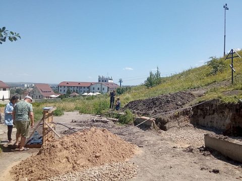 Началась реконструкция Святого источника у подножья Вишневой горы
