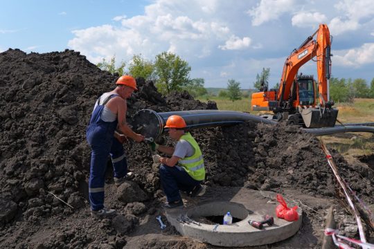 Вода потечёт без проблем: в посёлке Дачном завершили сложный этап капремонта водопроводных сетей