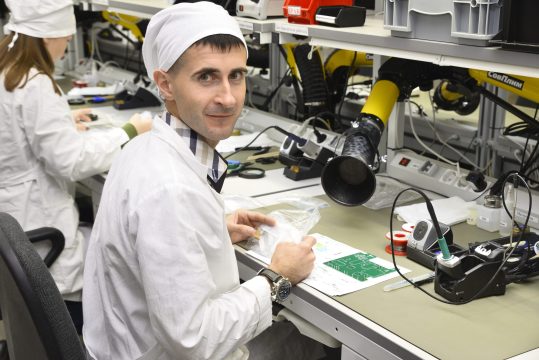 В России начато производстве специальных клеев для радиоэлектронной промышленности