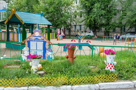 Масштабный ремонт дворов школ и детсадов в Саратовской области завершится к ноябрю 2025 года