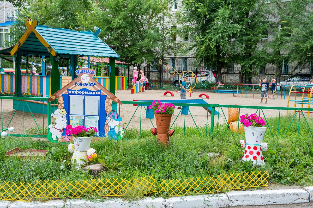 Масштабный ремонт дворов школ и детсадов в Саратовской области завершится к ноябрю 2025 года