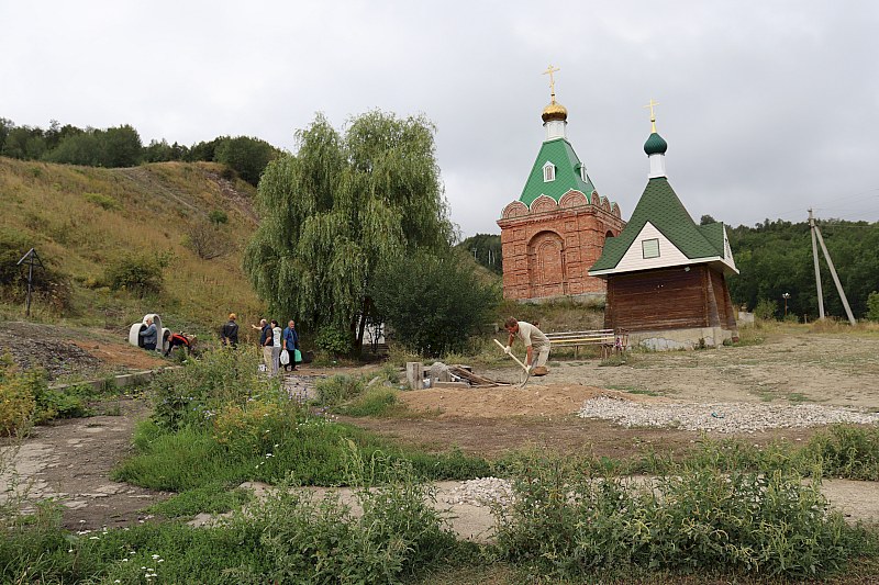 В Саратове продолжается реконструкция родника «Алексеевский»