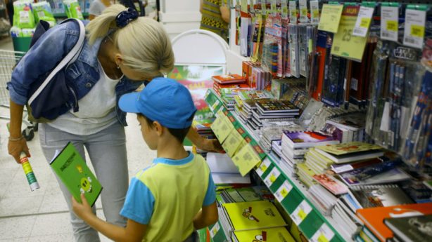 Семьям с детьми могут назначить выплаты к началу учебного года