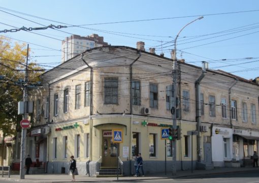 В Саратове суд  заставил предпринимателя убрать вывеску с памятника архитектуры
