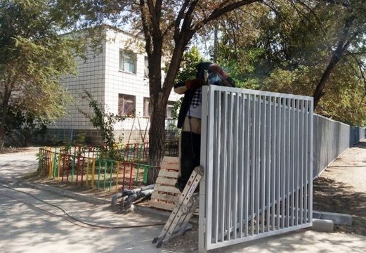 В Саратове стартовал проект по ремонту ограждений школ и детских садов