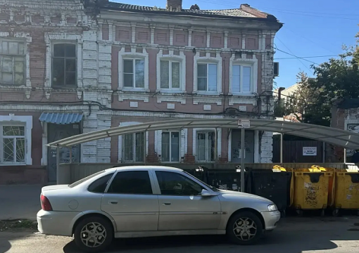 Любимое место парковки- возле мусорных баков!