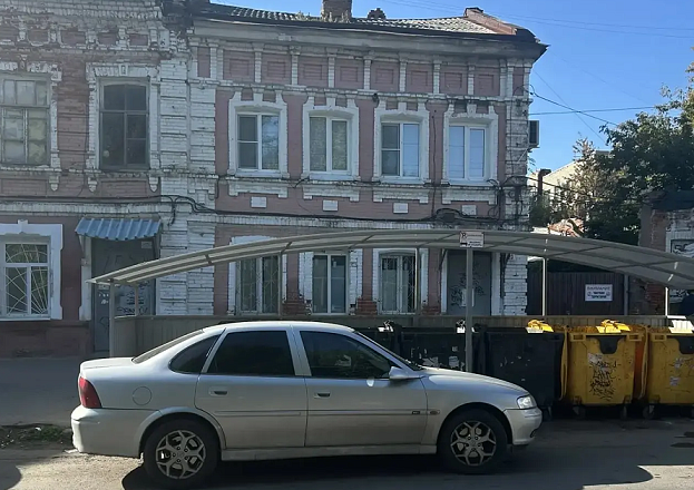 Любимое место парковки- возле мусорных баков!
