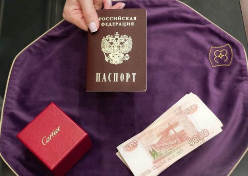 Закредитованные россияне ищут спасения в ломбардах