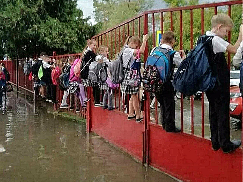 1 сентября дети пробирались к школам по лужам