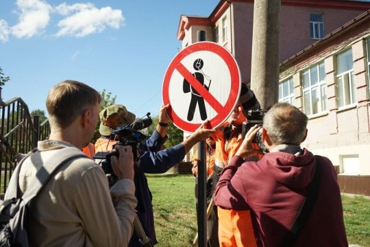 В Саратове устанавливают новые дорожные знаки по макетам школьников