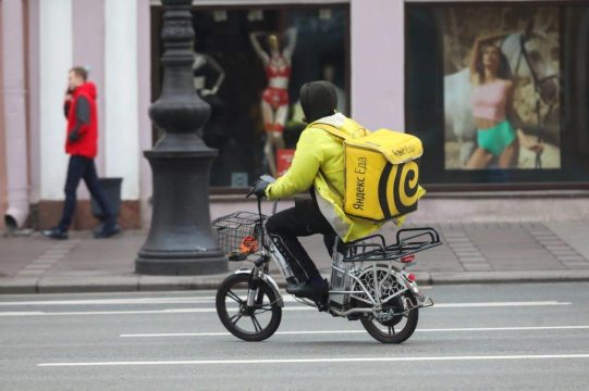 Суд в Петербурге взыскал 1,6 миллиона рублей за наезд курьера на пешехода
