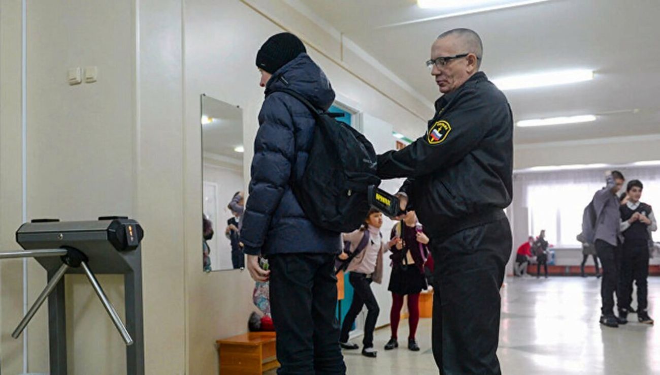 Шок в саратовской школе — взрослый напал на ребёнка на уроке