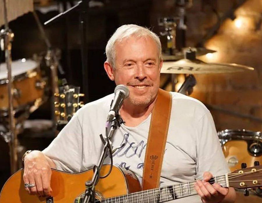 Россия кормит «народного рокера» пенсией и банковскими процентами, а тот её граждан — оскорблениями