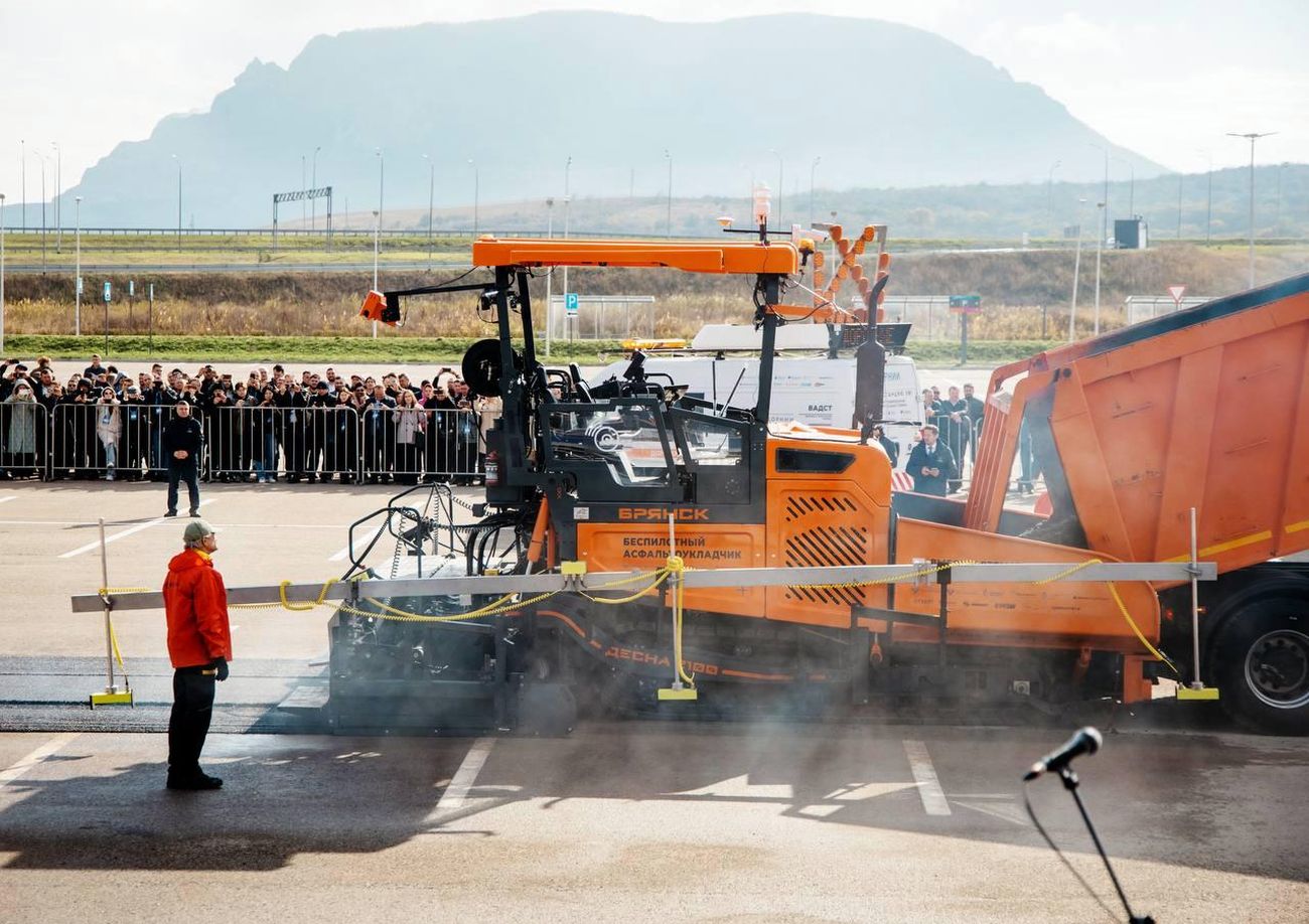 В России представили беспилотный комплекс для автоматизированной укладки асфальта