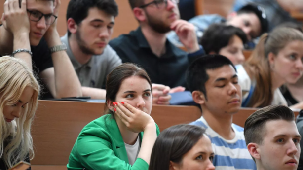 Кому выплатят стипендии Президента РФ