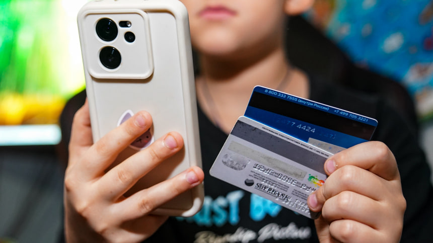 Кто и как помогает мошенникам