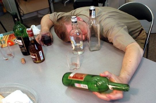 В регионе  более ста человек  отравилось алкоголем  со смертельным исходом 