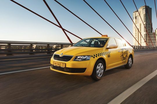 Самозанятым таксистам могут разрешить использовать импортные автомобили