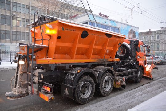 Какими средствами будут посыпать дороги этой зимой