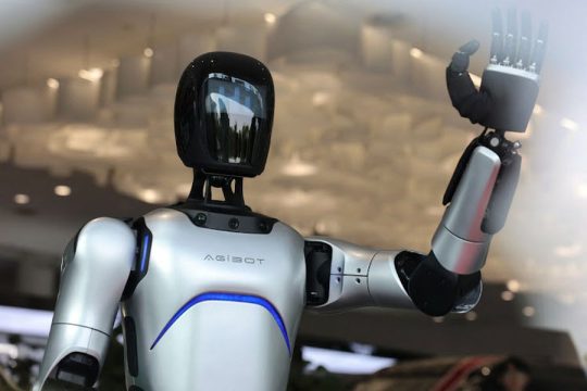 Китайский гуманоидный робот установил мировой рекорд по непрерывной ходьбе