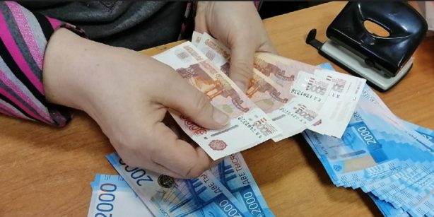 Зарплату россиянам собираются повышать минимум раз в год