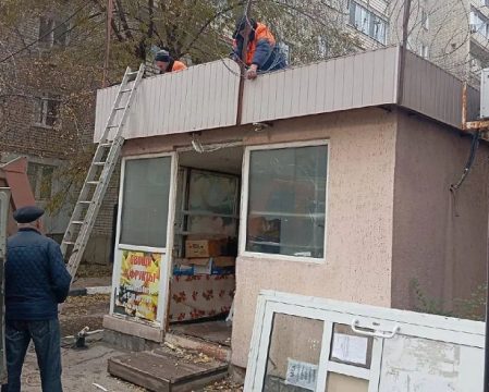 В Саратове продолжают сносить незаконные конструкции