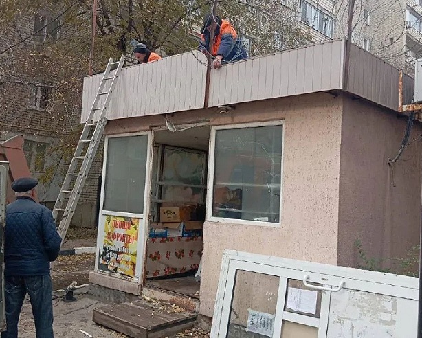 В Саратове продолжают сносить незаконные конструкции