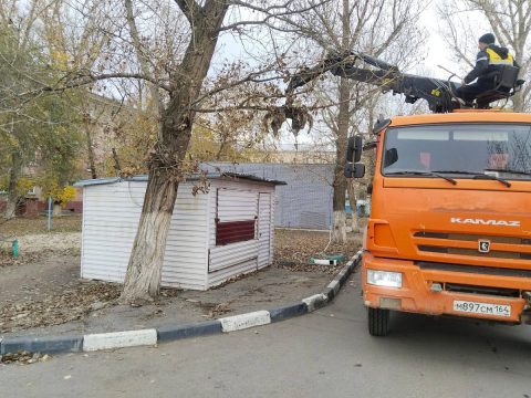 В Саратове продолжают демонтировать  незаконные конструкции