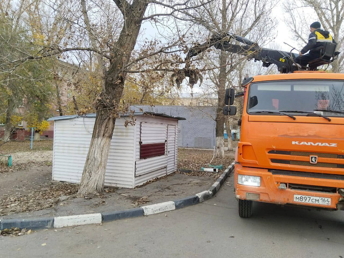 В Саратове продолжают демонтировать  незаконные конструкции