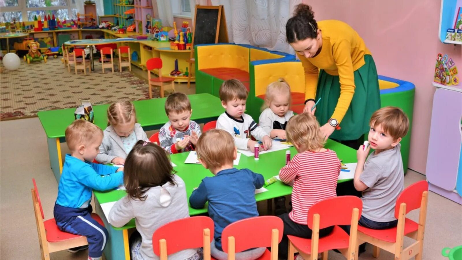 Детский воспитатель в Саратове получает ниже МРОТ?