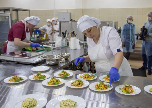 Повар возвращается в школы региона, аутсорсинг уходит в прошлое  